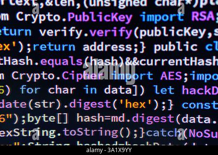 Das Bild zeigt ein Python-Code-Snippet, das auf einem Computerbildschirm ausgeführt wird und einfache Nachrichten und einfache Arithmetik anzeigt. Der Text enthält Hello, World und sug Stockfoto