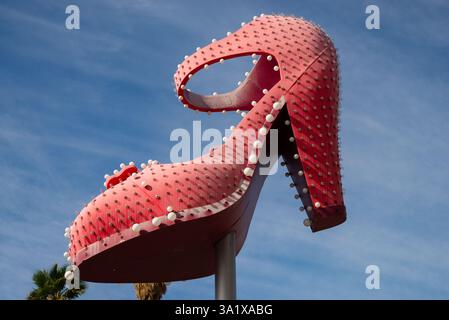 Las Vegas, Nevada - USA - 2. März 2025: Riesiger High-Heels-Schuh auf der Fremont Street in Downtown Las Vegas, Nevada, USA. Stockfoto