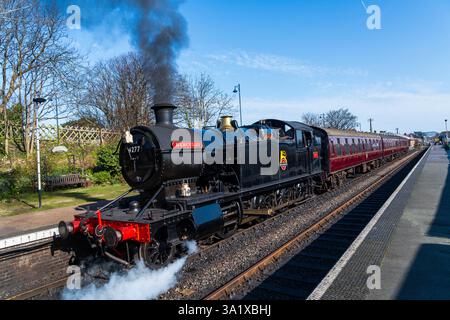 Sheringham, Norfolk, Vereinigtes Königreich – 8. März 2025: Die Hercules-Dampfeisenbahn verlässt den Bahnhof in Sheringham in Norfolk, Vereinigtes Königreich auf der Poppy Line Stockfoto