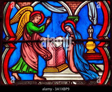 Joigny, FRANKREICH - 28. Januar 2025: Buntglas (19. Jahrhundert) der Verkündigung an die Jungfrau Maria durch den Erzengel Gabriel. Stockfoto