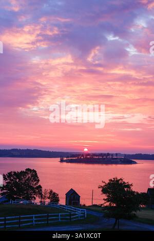 Nova Scotia Sonnenuntergang mit Licht, das von den Wolken reflektiert wird und eine Farbkaskade erzeugt Stockfoto