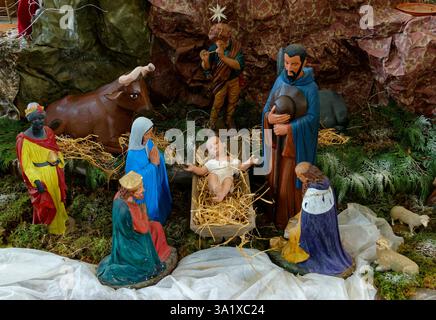 Brienon sur Armancon, FRANKREICH - 29.01.2025: Weihnachtskrippe : die Anbetung der Könige bei der Übergabe von Gold, Weihrauch und Myrrhe Stockfoto