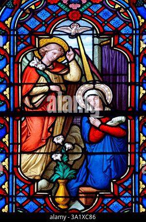 Dijon, FRANKREICH - 01-30-2025: Buntglas (19. Jahrhundert) der Verkündigung an die Jungfrau Maria durch den Erzengel Gabriel. Stockfoto