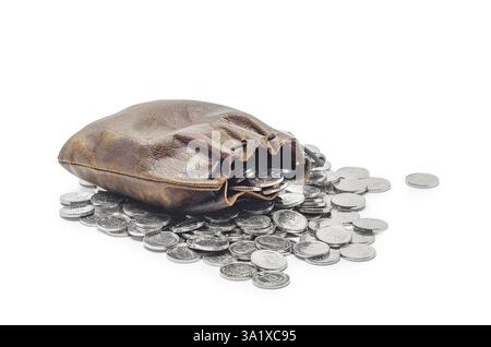 Ledertasche mit glänzenden Silbermünzen auf weißem Hintergrund Stockfoto