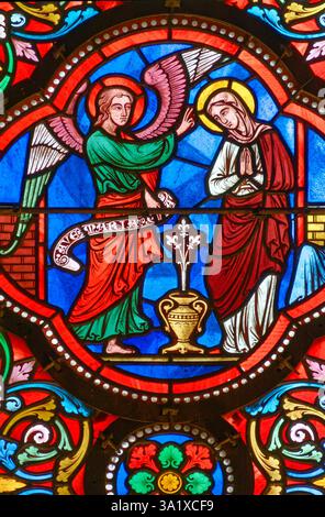 Dijon, FRANKREICH - 01-30-2025: Buntglas (19. Jahrhundert) der Verkündigung an die Jungfrau Maria durch den Erzengel Gabriel. Stockfoto