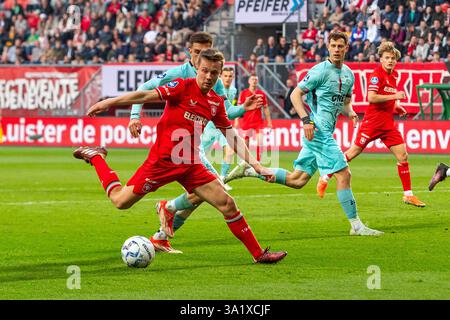 Enschede, Niederlande. März 2025. ENSCHEDE, Stadion Grolsch Veste, 09-03-2025, Saison 2024/2025, niederländischer Eredivisie Football während des Spiels Twente - Almere City, FC Twente Spieler Mathias Kjolo Credit: Pro Shots/Alamy Live News Stockfoto