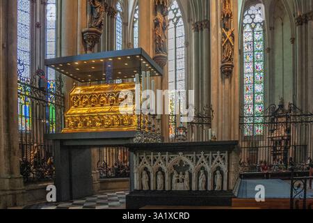 Goldene Reliquien mit den Reliquien der drei Könige im Kölner Dom. Köln, Deutschland, Europa Stockfoto