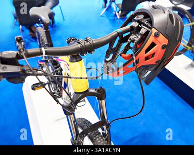 Schutzhelm und Sportfahrrad Stockfoto