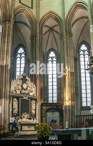 Gotisches Interieur der Kathedrale von Utrecht mit gewölbter Decke, Buntglasfenstern und historischem Steingrab. Utrecht, Deutschland, Europa Stockfoto