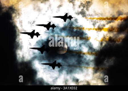 Radom, Polen - 27. August 2023: Schweizer Luftwaffe F-5E Tiger Jagdflugzeug fliegen. Luftfahrt- und Militärflugzeuge. Patrouille Suisse Kunstflugteam Stockfoto