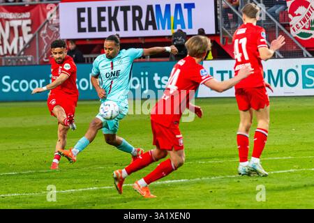 Enschede, Niederlande. März 2025. ENSCHEDE, Stadion Grolsch Veste, 09-03-2025, Saison 2024/2025, niederländischer Eredivisie Football während des Spiels Twente - Almere City, FC Twente Spieler Naci Unuvar Credit: Pro Shots/Alamy Live News Stockfoto