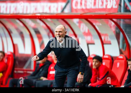 Enschede, Niederlande. März 2025. ENSCHEDE, Stadion Grolsch Veste, 09-03-2025, Saison 2024/2025, niederländischer Eredivisie Football während des Spiels Twente - Almere City, FC Twente Trainer Joseph Oosting Credit: Pro Shots/Alamy Live News Stockfoto