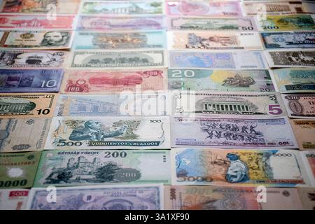 Eine Sammlung von Papiergeldern aus verschiedenen Ländern der Welt mit selektivem Fokus Stockfoto