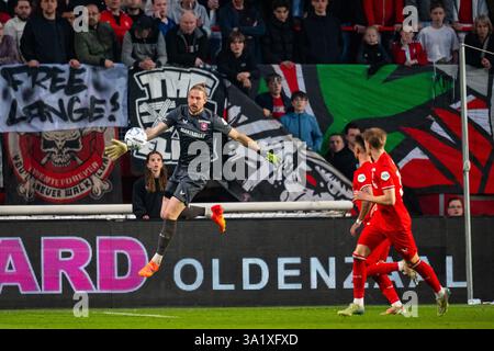 Enschede, Niederlande. März 2025. ENSCHEDE, Stadion Grolsch Veste, 09-03-2025, Saison 2024/2025, niederländischer Eredivisie Football während des Spiels Twente - Almere City, FC Twente Torhüter Lars Unnerstall Credit: Pro Shots/Alamy Live News Stockfoto