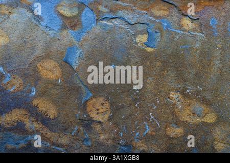 Rostige Metalloberfläche mit abstrakten blauen Akzenten Stockfoto
