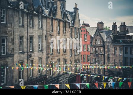Die berühmte Victoria Street im historischen Zentrum von Edinburgh, Schottland Stockfoto