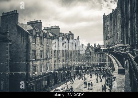 Die berühmte Victoria Street im historischen Zentrum von Edinburgh, Schottland Stockfoto