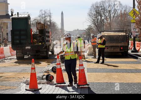 Washington, DC, USA. März 2025. WASHINGTON – 10. März 2025: Bauarbeiter beginnen mit dem Abbau von Black Lives Matter Plaza Joshua Sukoff/Medill News Service Credit: SIPA USA/Alamy Live News Stockfoto