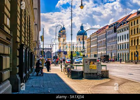 Blick entlang der Ludwigstraße zum Odeonsplatz in München mit Theaterkirche und Feldherrnhalle im Hintergrund Stockfoto