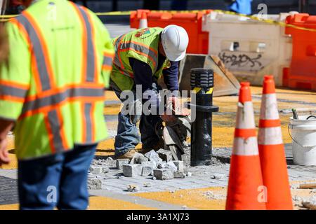 Washington, DC, USA. März 2025. WASHINGTON – 10. März 2025: Bauarbeiter beginnen mit dem Abbau von Black Lives Matter Plaza Joshua Sukoff/Medill News Service Credit: SIPA USA/Alamy Live News Stockfoto