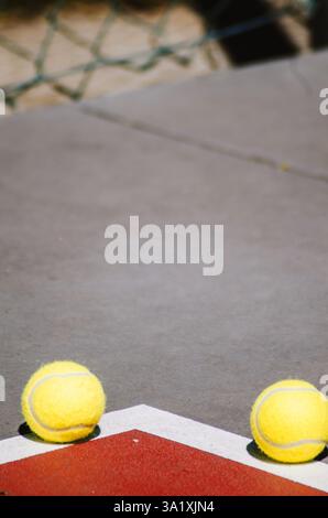Zwei Bälle in einem Tennisplatz-Racket-Sport-Hintergrundkonzept Stockfoto