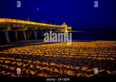 Flutlicht am Deerfield Beach, internationaler Angelpier an einem ruhigen Abend am Strand Stockfoto