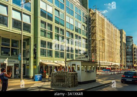 Checkpoint Charlie markiert die historische Teilung der Berliner Mauer, während Touristen den berühmten Grenzübergang erkunden. Berlin, Deutschland, Europa Stockfoto