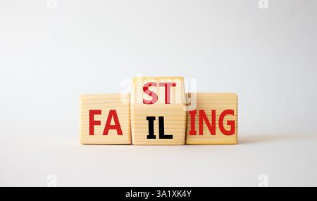 Symbol „Fasting vs. Fehlschlagen“. Hölzerne Würfel mit Worten, die scheitern und fasten. Schöner weißer Hintergrund. Fasting vs Failing und Geschäftskonzept. Spac kopieren Stockfoto