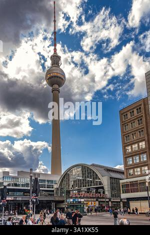 Der Berliner Fernsehturm steht hoch über dem Bahnhof Alexanderplatz. Das Wahrzeichen der Stadt Berlin ist immer voll mit Touristen und Reisenden. Berlin, Deutschland Stockfoto