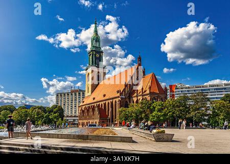 Die Marienkirche ist die älteste Kirche Berlins, im gotischen Stil steht sie in der Nähe des Alexanderplatzes und des Fernsehturms. Berlin, Germay. Europa Stockfoto