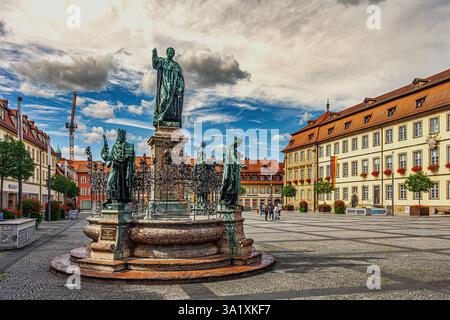 Detail der Bronzestatue des Maximilianbrunnens auf dem Maximilianplatz. Der Brunnen hat seinen Namen nach dem bayerischen König Maximilian I. Joseph. Stockfoto
