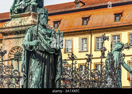 Detail der Bronzestatue des Maximilianbrunnens auf dem Maximilianplatz. Der Brunnen hat seinen Namen nach dem bayerischen König Maximilian I. Joseph. Stockfoto