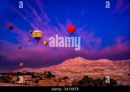 Heißluftballons in der Luft über der thebanischen Nekropole und dem thebanischen Berg El Qurn Stockfoto