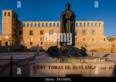 Skulptur von Fray Tomás de Berlanga, Palast der Markgrafen S. XVI, - Villa Palace - Berlanga de Duero, Soria, autonome Gemeinde Castilla y León, Spanien. Stockfoto