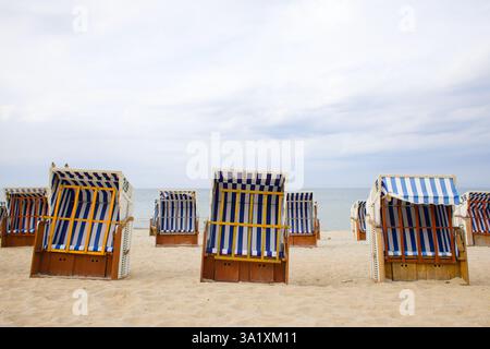 Luftbilder von Kolobrzeg zeigen die klassischen Strandkörbe aus Holz und Korb mit weiß-blau gestreiftem Stoff. An einem Sandstrand mit dem C Stockfoto