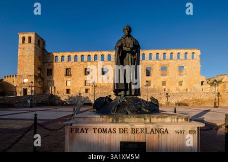 Skulptur von Fray Tomás de Berlanga, Palast der Markgrafen S. XVI, - Villa Palace - Berlanga de Duero, Soria, autonome Gemeinde Castilla y León, Spanien. Stockfoto