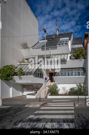Paris, Frankreich - 03 08 2025: Ein typisches weißes modernes Haus mit Erkerfenstern und Balkonen Stockfoto