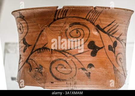 Fragment eines bemalten Gefäßes zur Aufbewahrung von Lebensmitteln, Carratiermes Necropolis, 1. Jahrhundert n. Chr., Museum der archäologischen Stätte von Tiermes, Soria, Kastilien und Leon, Spanien. Stockfoto