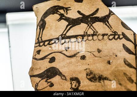 Fragment eines Keramikgefäßes mit indigener Tradition, Carratiermes Necropolis, 1.-2. Jahrhundert n. Chr., Tiermes Archäologische Stätte Museum, Soria, Spanien. Stockfoto