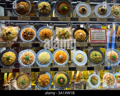 Japan Tokio. April 2024. Schaufenster des japanischen Restaurants mit verschiedenen Nudelgerichten Stockfoto
