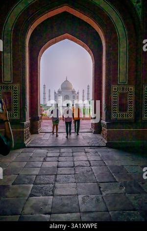 Der Haupteingang zum Taj Mahal Komplex ist bekannt als 'Darwaza-i-Rauza' oder 'großes Tor'. Stockfoto