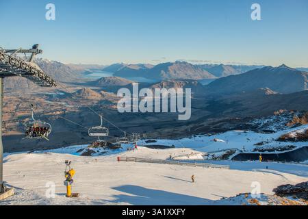 Ski- und Snowboardlift, der den Berg hinaufführt und mit Blick auf die Schneesportmöglichkeiten bietet Stockfoto