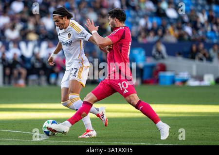 Los Angeles Galaxy Stürmer Miguel Berry (27) wird von Los Angeles Galaxy Mittelfeldspieler Riqui Puig (10) während eines MLS-Spiels am Sonntag, den 9. März 2025, im Dignity Health Sports Park in Carson, CA. St. Louis City besiegte die Galaxy mit 3:0. (Jon Endow/Bild des Sports) Stockfoto