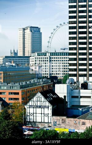 London, Großbritannien. Blick auf das London Eye und Gabriel's Wharf, ein historisches Gebäude am South Bank. Stockfoto