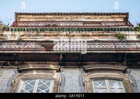 Eine historische Fassade in der Innenstadt von Lissabon, bedeckt mit ikonischen Azulejo-Fliesen Stockfoto