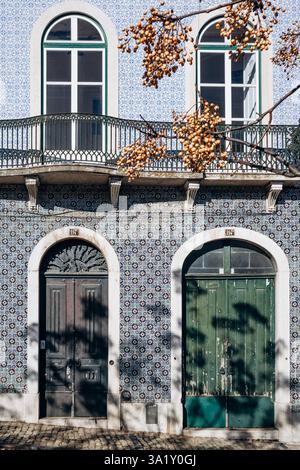 Eine historische Fassade in der Innenstadt von Lissabon, bedeckt mit ikonischen Azulejo-Fliesen Stockfoto