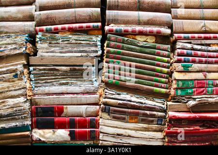Stapel alter, verwitterter Bücher in der Alta Acqua Libreria in Venedig, Italien, am 27. Januar 2023. Ein berühmter Buchladen, der für seinen einzigartigen Hochwasserschutz bekannt ist. Stockfoto