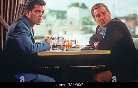 GOODFELLAS 1990 Warner Bros. Film mit Ray Liotta links als Henry Hill und Robert de Niro als James „Jimmy“ Conway Stockfoto