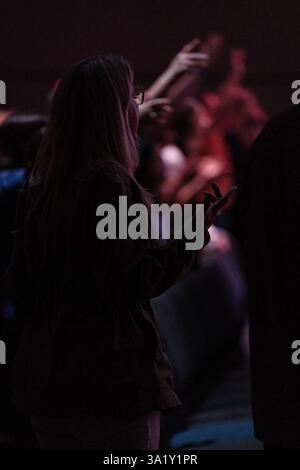 Frau, die bei einem Gottesdienst anbetet Stockfoto