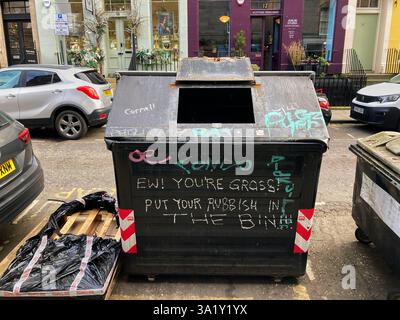 Sammelbehälter für nicht recycelbaren allgemeinen Abfall in einer Edinburgh Street, Schottland, Vereinigtes Königreich Stockfoto